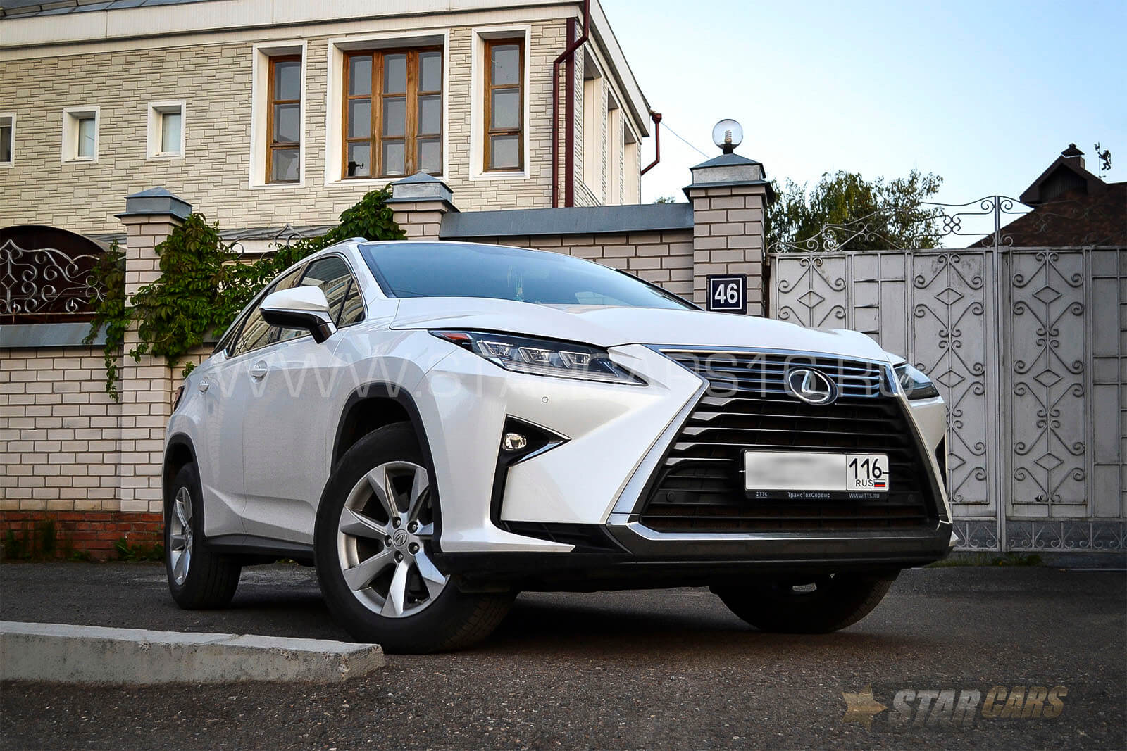 Аренда Lexus RX200t (белый) с водителем